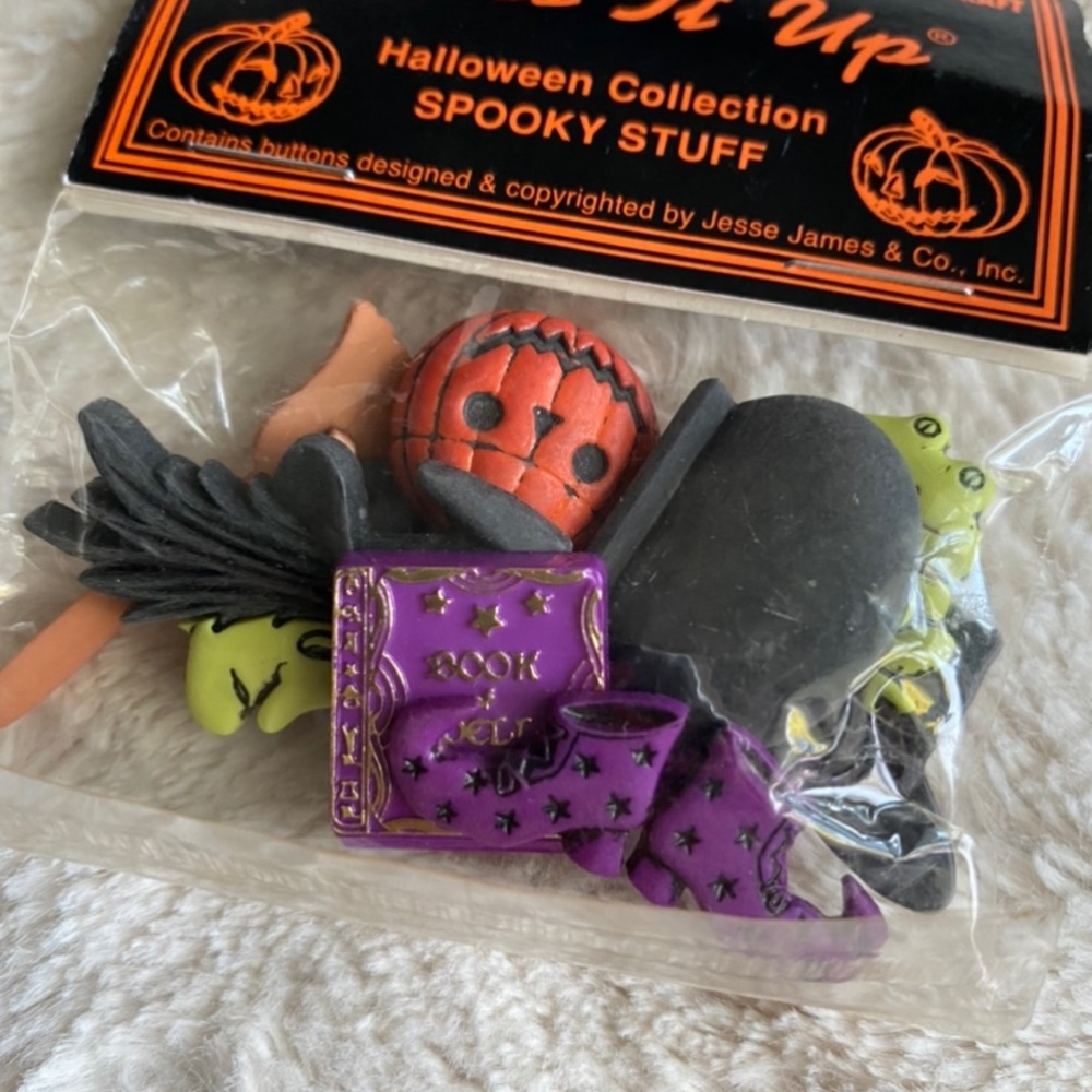 Halloween Spooky Buttons - Picture 3 of 9